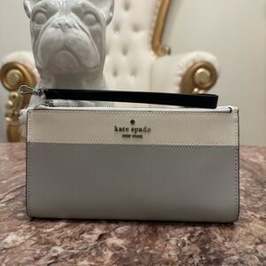 (MSRP $169) Kate Spade Two-Tone Wristlet in Gray and Cream -NWT